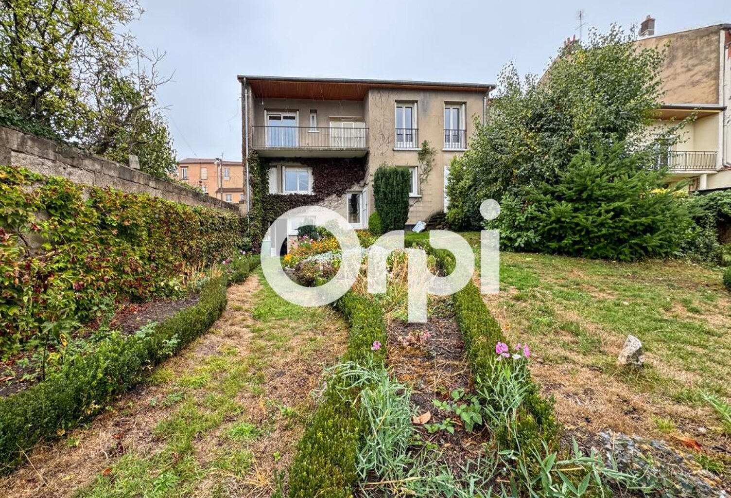 Maison de 192 m² centre Chazelles-sur-Lyon – Jardin et Garage — photo 1