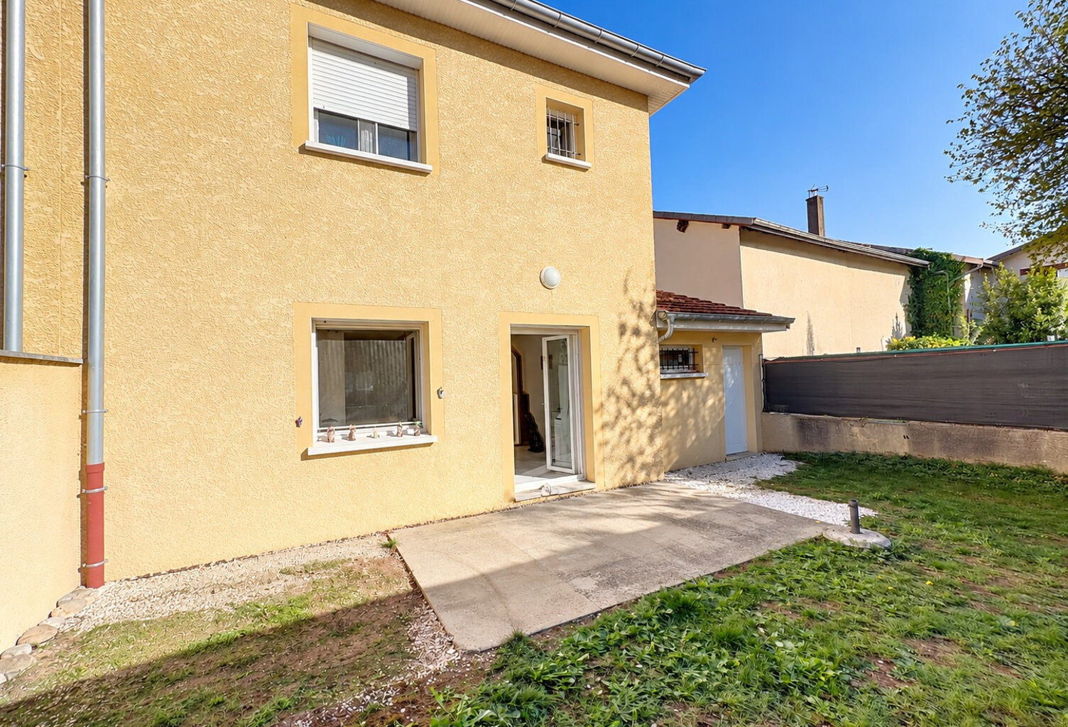 01150 BLYES   Maison 3 chambres, jardin et garage   DPE B — photo 1