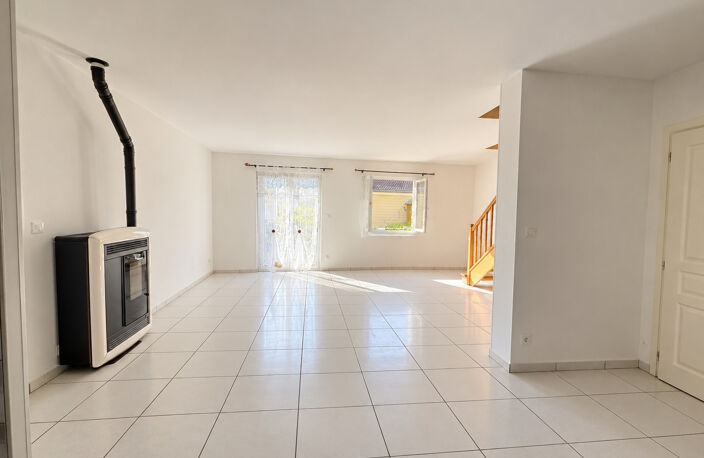 01150 BLYES   Maison 3 chambres, jardin et garage   DPE B — photo 3