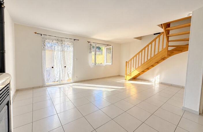 01150 BLYES   Maison 3 chambres, jardin et garage   DPE B — photo 4