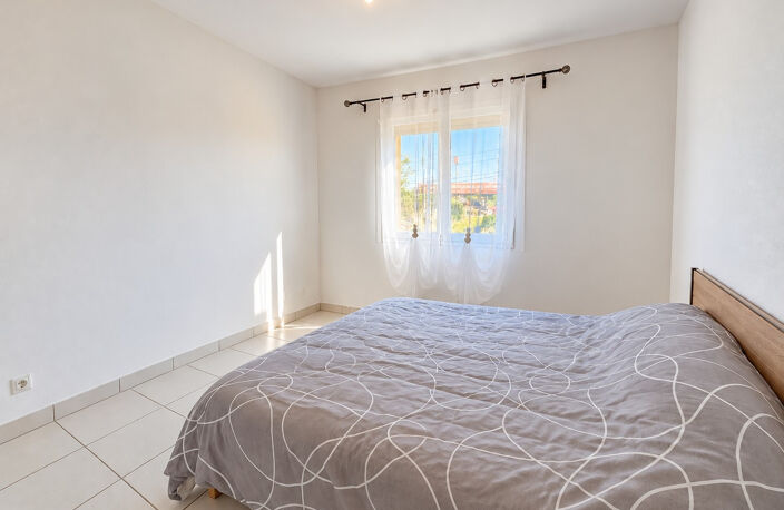01150 BLYES   Maison 3 chambres, jardin et garage   DPE B — photo 5