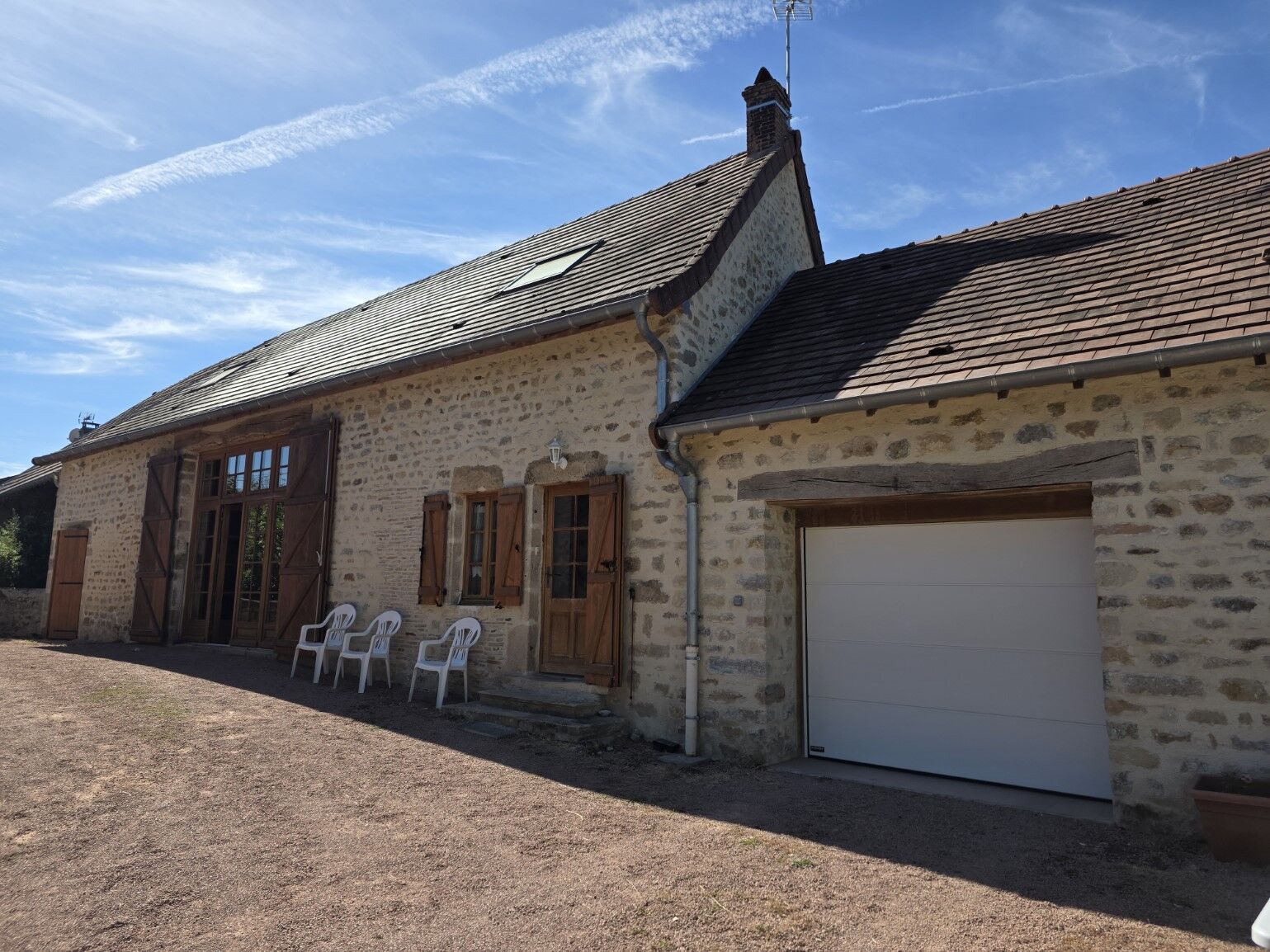Belle situation sortie village. Maison ancienne en pierre rénovée sur 3 202m².