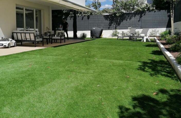 LA BARRE ORMESSON - proche gare - 4 PIECES -AVEC TERRASSE ET JARDIN PRIVATIF — photo 3