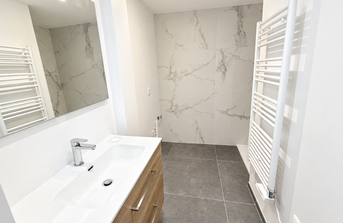 Appartement entièrement rénové avec jardin et terrasse — photo 3
