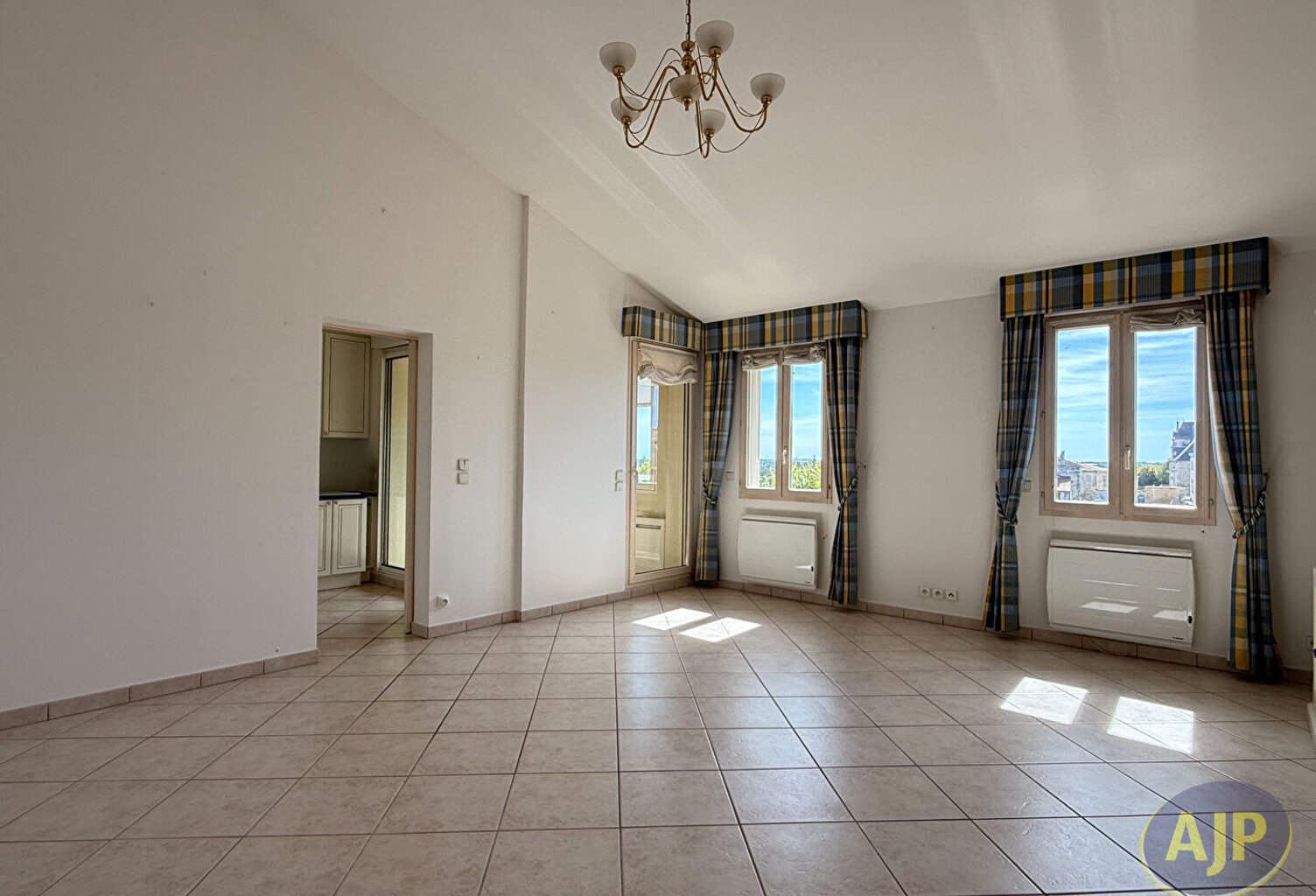 Appartement Saintes 4 pièce(s) 120.96 m2 — photo 1