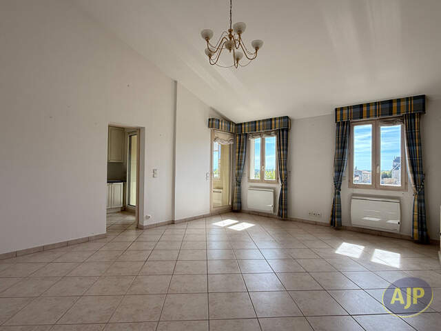 Appartement Saintes 4 pièce(s) 120.96 m2 — photo du bien