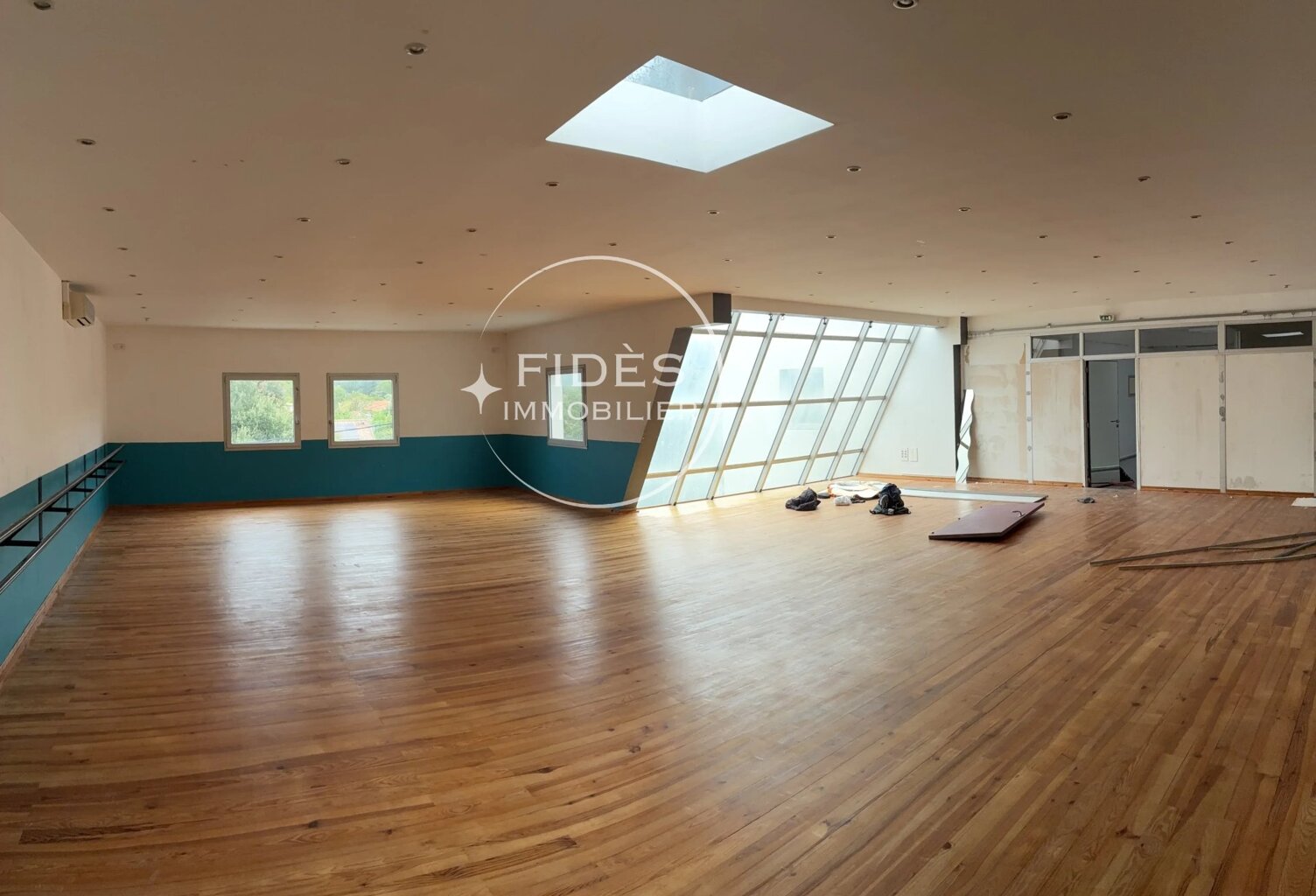 Local commercial — photo 1
