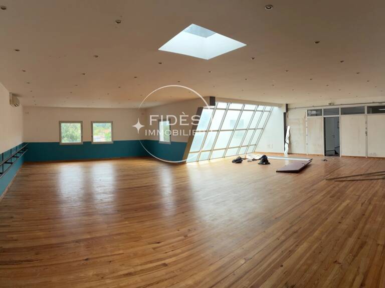 Local commercial — photo 1