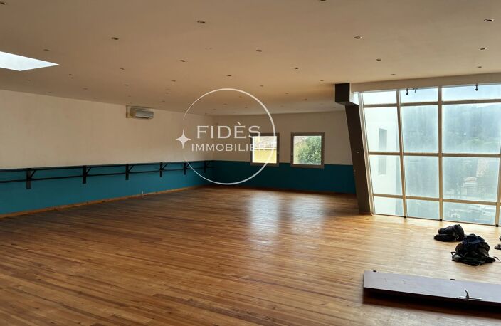 Local commercial — photo 2