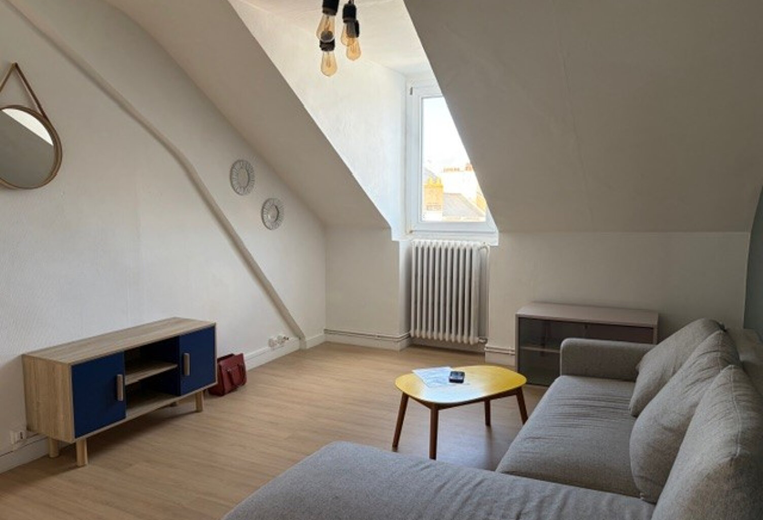 BEAU T2 MEUBLE MANSARDE — photo 1