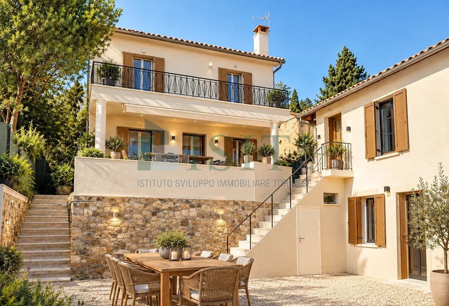 Ensemble immobilier - Mandelieu - 515m2 — photo 1