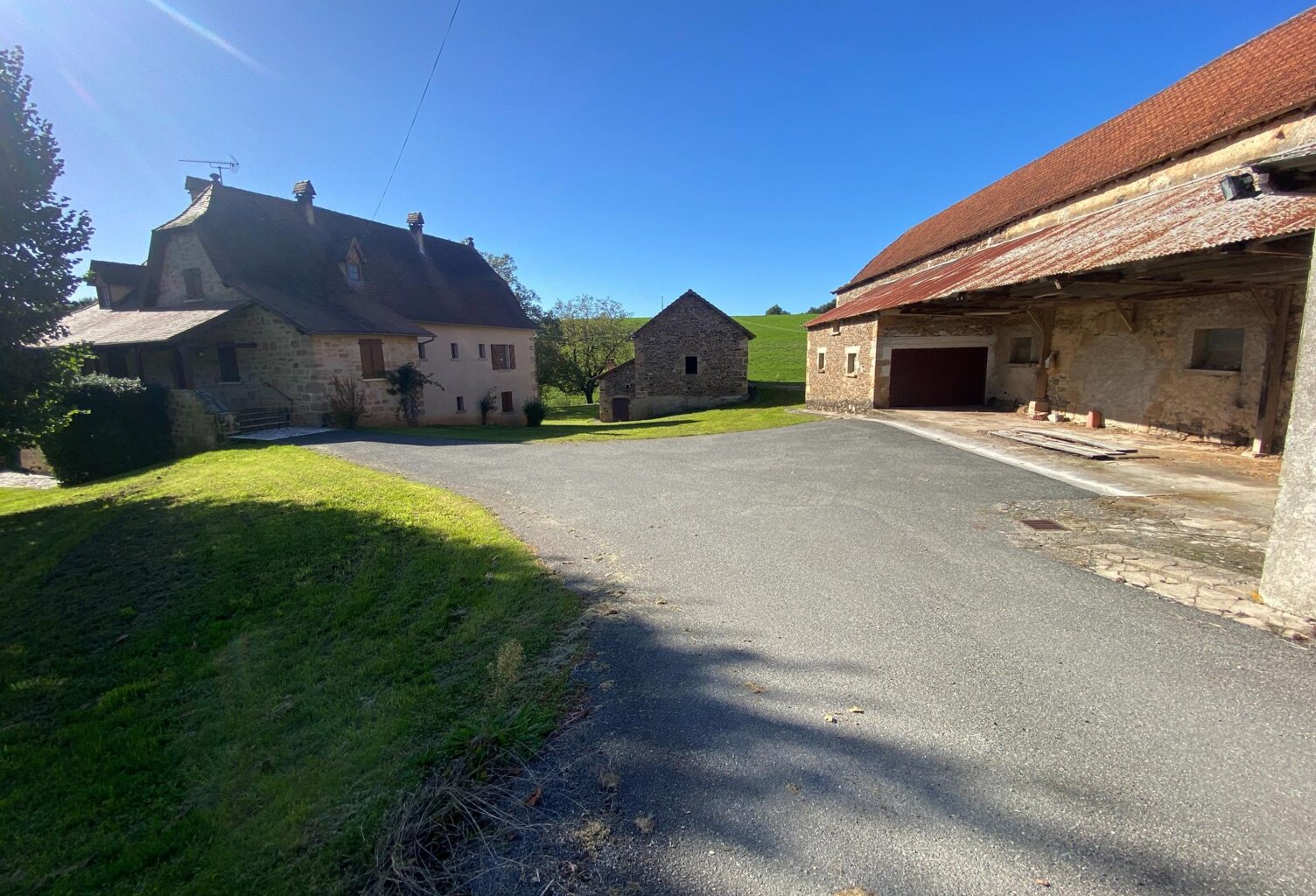 Très grande maison, un T3,  trois granges, projet touristique — photo 1