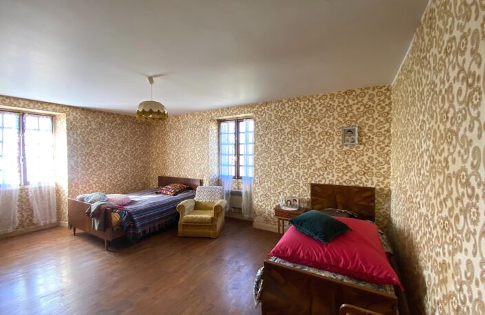 Très grande maison, un T3,  trois granges, projet touristique — photo 3