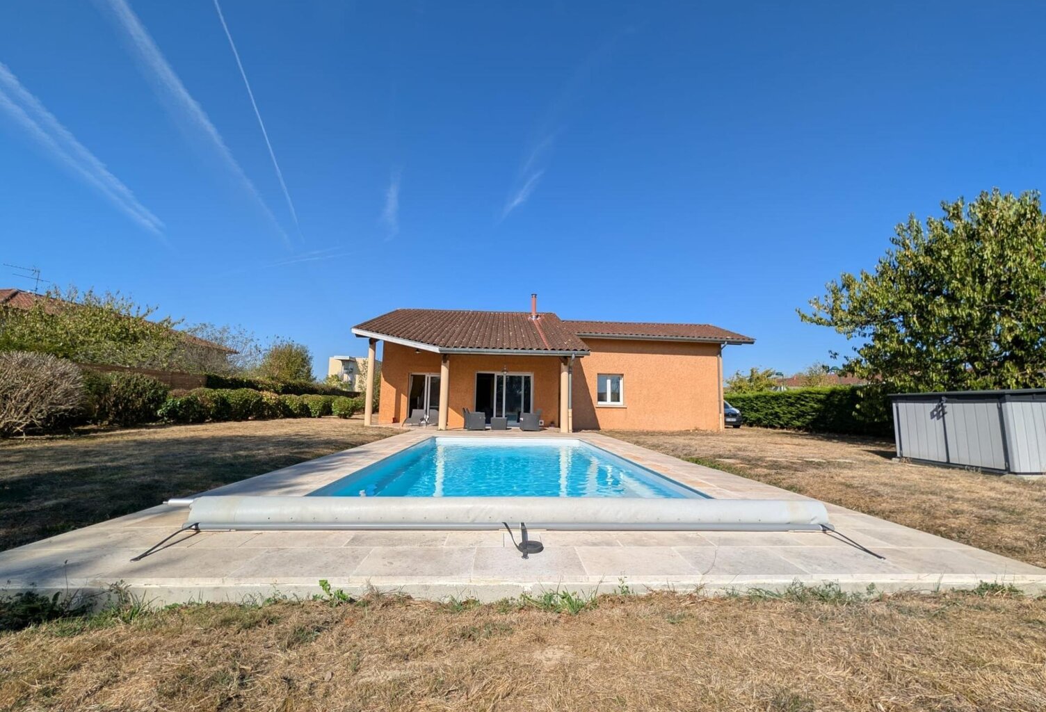 À Vonnas, une maison familiale aux beaux volumes avec piscine et jardin paysagé — photo 1
