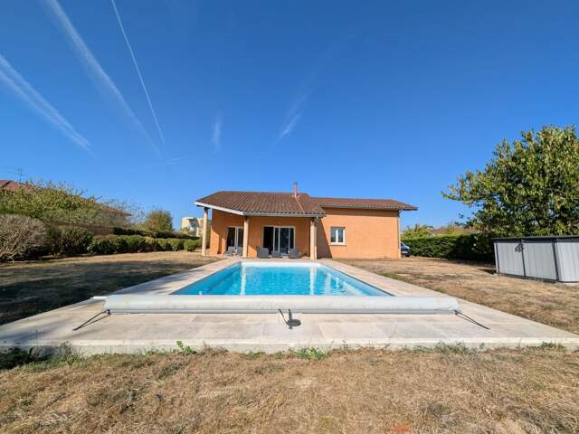 À Vonnas, une maison familiale aux beaux volumes avec piscine et jardin paysagé — photo du bien