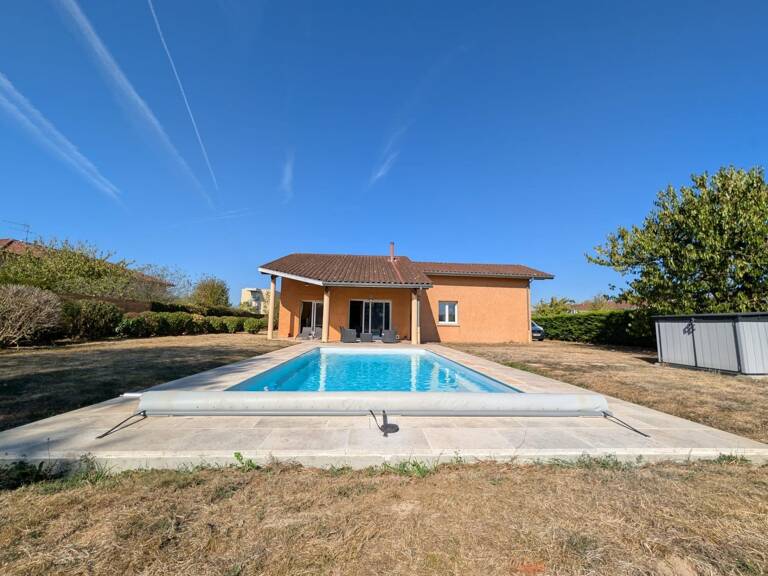 À Vonnas, une maison familiale aux beaux volumes avec piscine et jardin paysagé — photo 1
