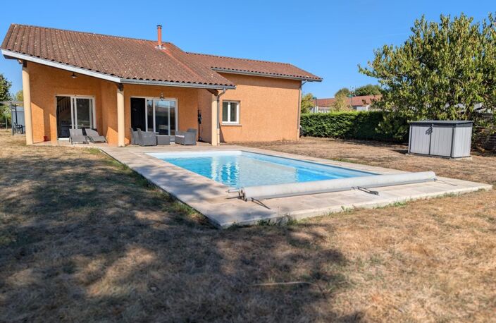 À Vonnas, une maison familiale aux beaux volumes avec piscine et jardin paysagé — photo 2