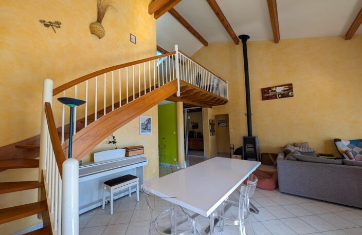 À Vonnas, une maison familiale aux beaux volumes avec piscine et jardin paysagé — photo 3