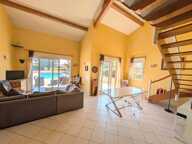 À Vonnas, une maison familiale aux beaux volumes avec piscine et jardin paysagé — photo 4