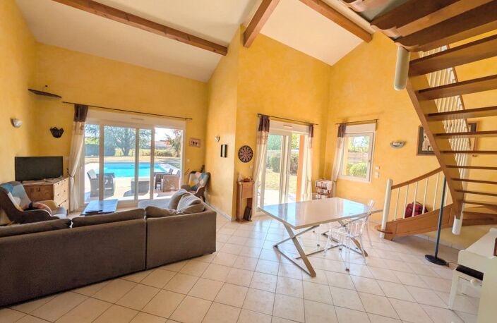 À Vonnas, une maison familiale aux beaux volumes avec piscine et jardin paysagé — photo 4