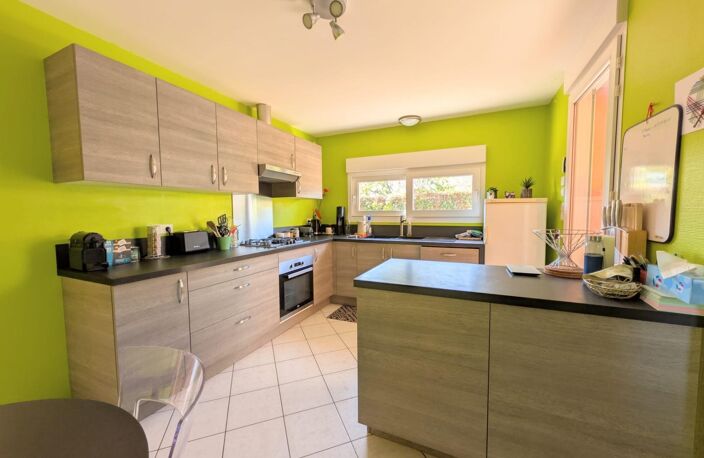 À Vonnas, une maison familiale aux beaux volumes avec piscine et jardin paysagé — photo 5