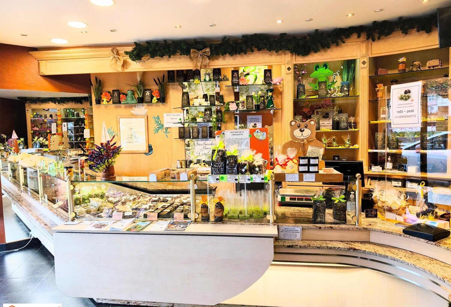Coeur de VITTEL, bel immeuble mixte incluant un commerce pâtissier, chocolatier et 2 appartements loués — photo 1