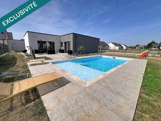 Pavillon contemporain avec piscine — photo du bien