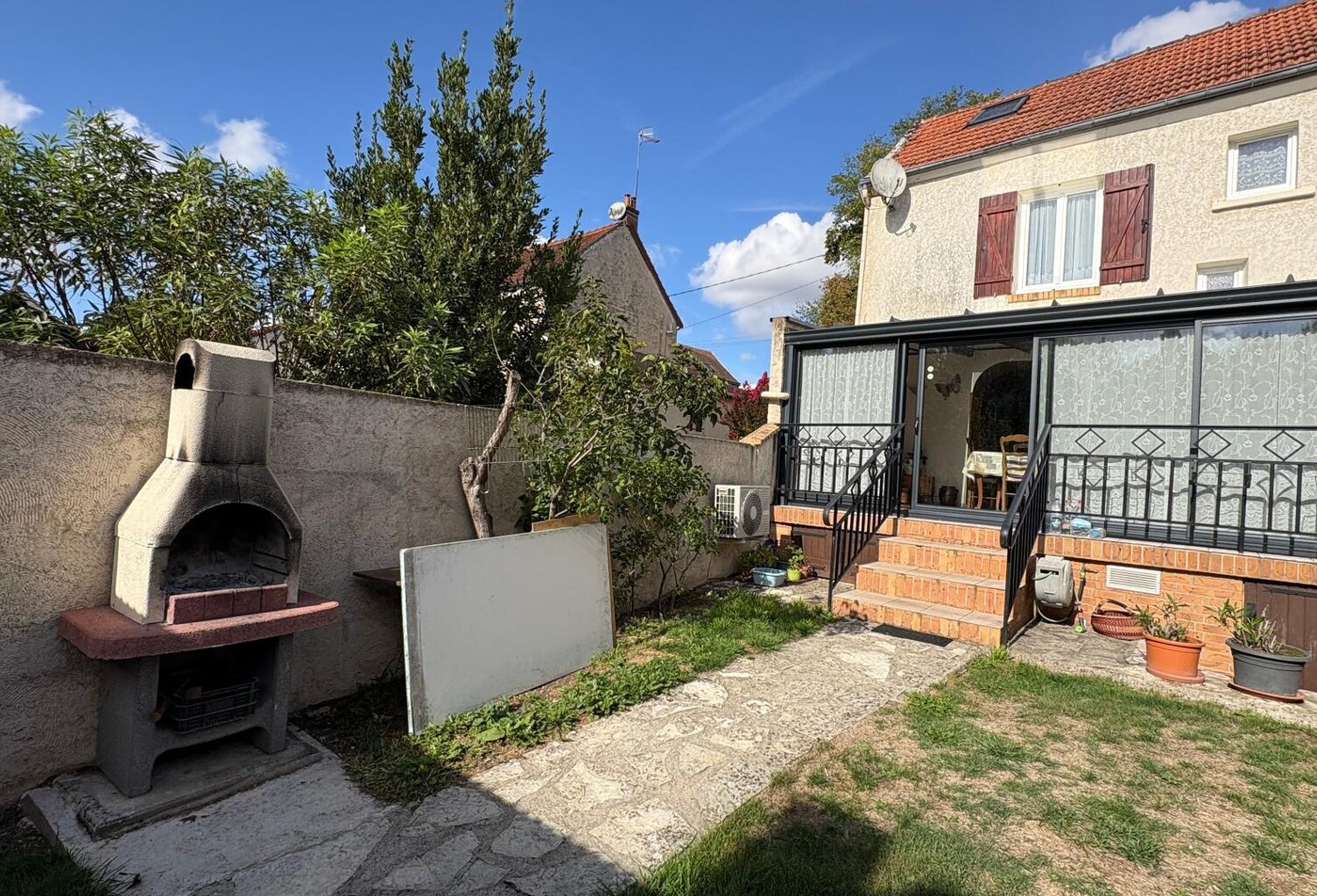 MAISON DE VILLE AVEC JARDINET ET DÉPENDANCE — photo 1