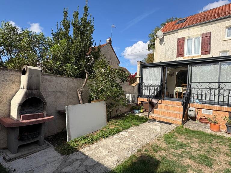 MAISON DE VILLE AVEC JARDINET ET DÉPENDANCE — photo 1