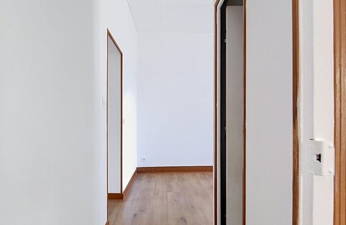 Appartement 3 pièces rénové avec jardin, cave et stationnement — photo 4