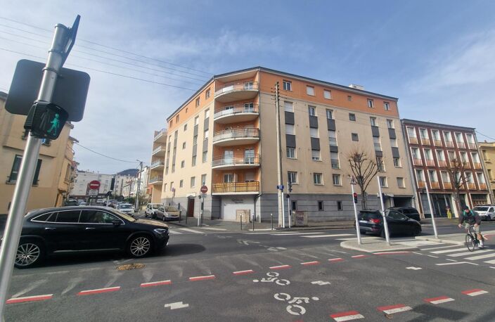 DERNIER ETAGE avec ascenseur Balcon +Box sécurisé Cave — photo 4