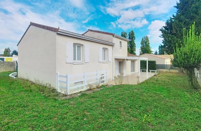 À deux pas du centre-ville et des commodités, découvrez cette maison lumineuse aux beaux volumes ! — photo 2