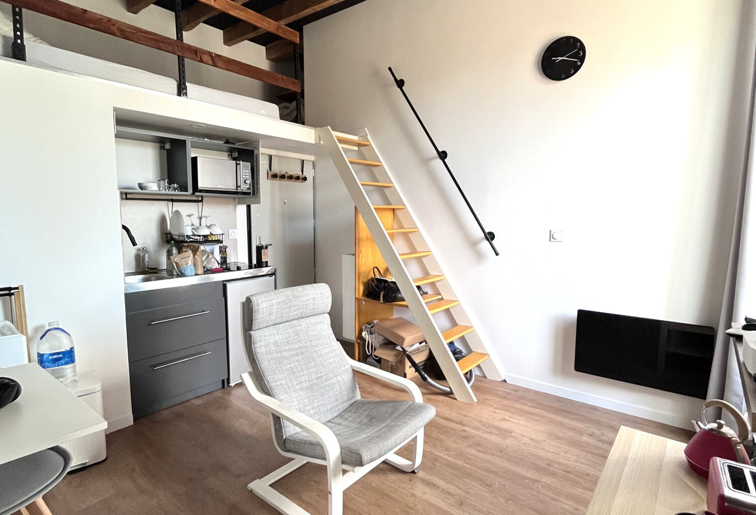 Studio meublé design  totalement rénové proche métro à Oulli — photo 1
