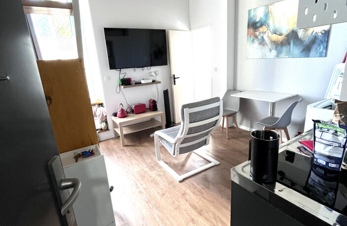 Studio meublé design  totalement rénové proche métro à Oulli — photo 4