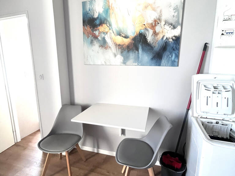 Studio meublé design  totalement rénové proche métro à Oulli — photo 1