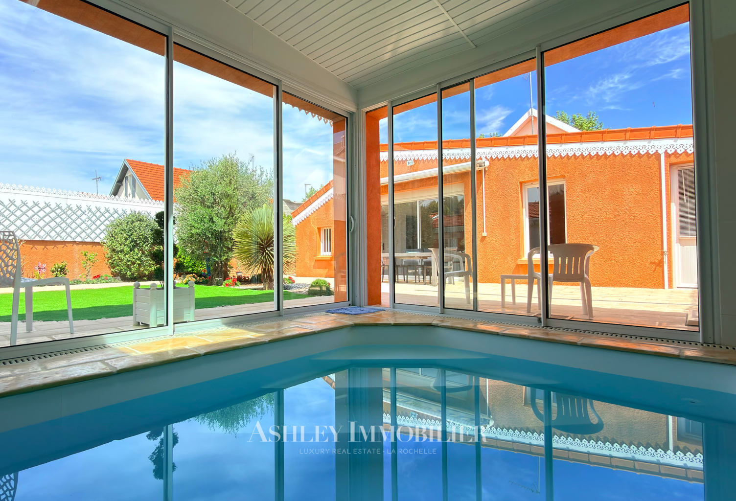ÉLÉGANTE CHÂTELAILLONAISE DE PLAIN-PIED - PISCINE INTÉRIEURE — photo 1