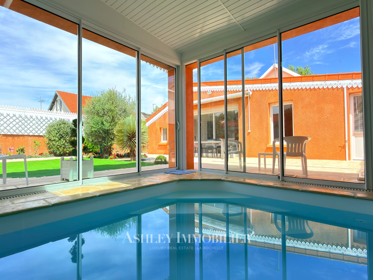 ÉLÉGANTE CHÂTELAILLONAISE DE PLAIN-PIED - PISCINE INTÉRIEURE — photo 1