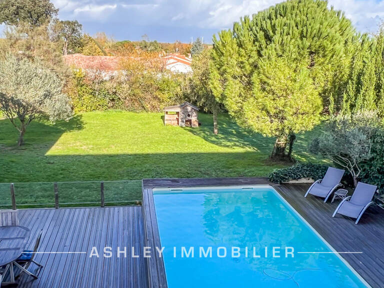 À VENDRE - MAISON CHARENTAISE DU XVIIIe AVEC PISCINE, DÉPEND — photo 1