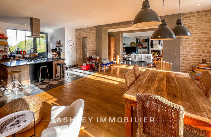À VENDRE - MAISON CHARENTAISE DU XVIIIe AVEC PISCINE, DÉPEND — photo 3