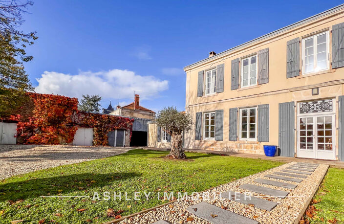 À VENDRE - MAISON CHARENTAISE DU XVIIIe AVEC PISCINE, DÉPEND — photo 4