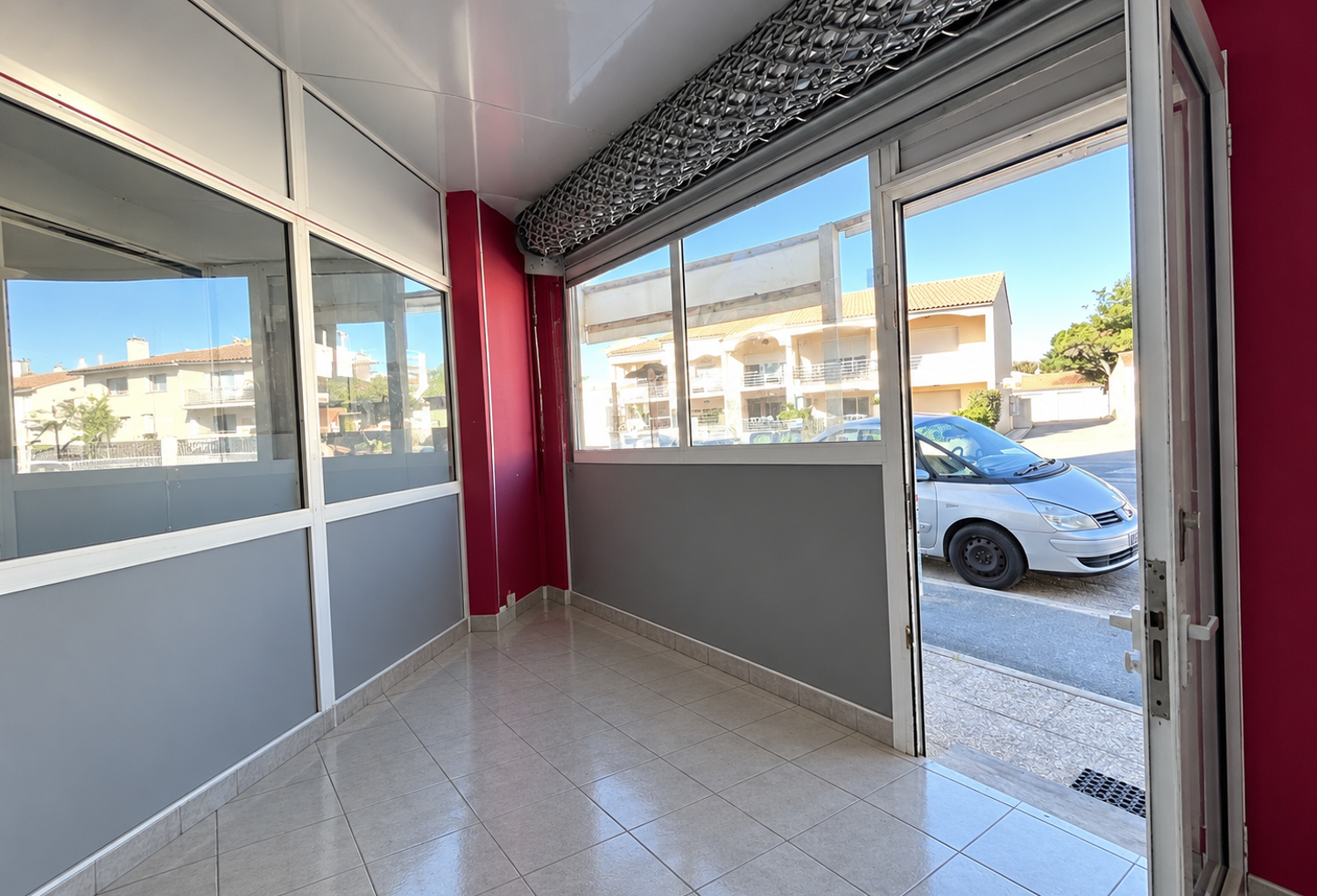 Local commercial — photo 1