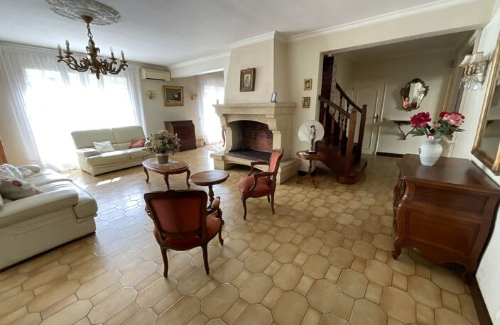 Villa — photo 2