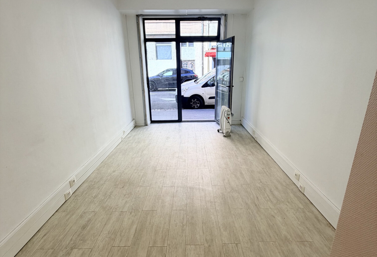 LYON 3 PLACE GUICHARD VENTE LOCAL COMMERCIAL / BUREAU — photo 1
