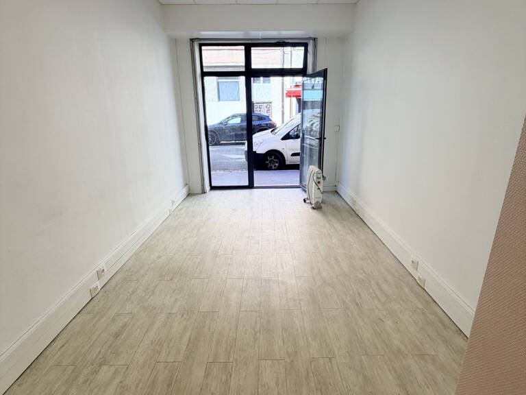 LYON 3 PLACE GUICHARD VENTE LOCAL COMMERCIAL / BUREAU — photo 1