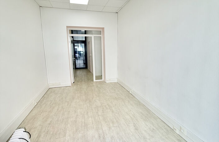 LYON 3 PLACE GUICHARD VENTE LOCAL COMMERCIAL / BUREAU — photo 2