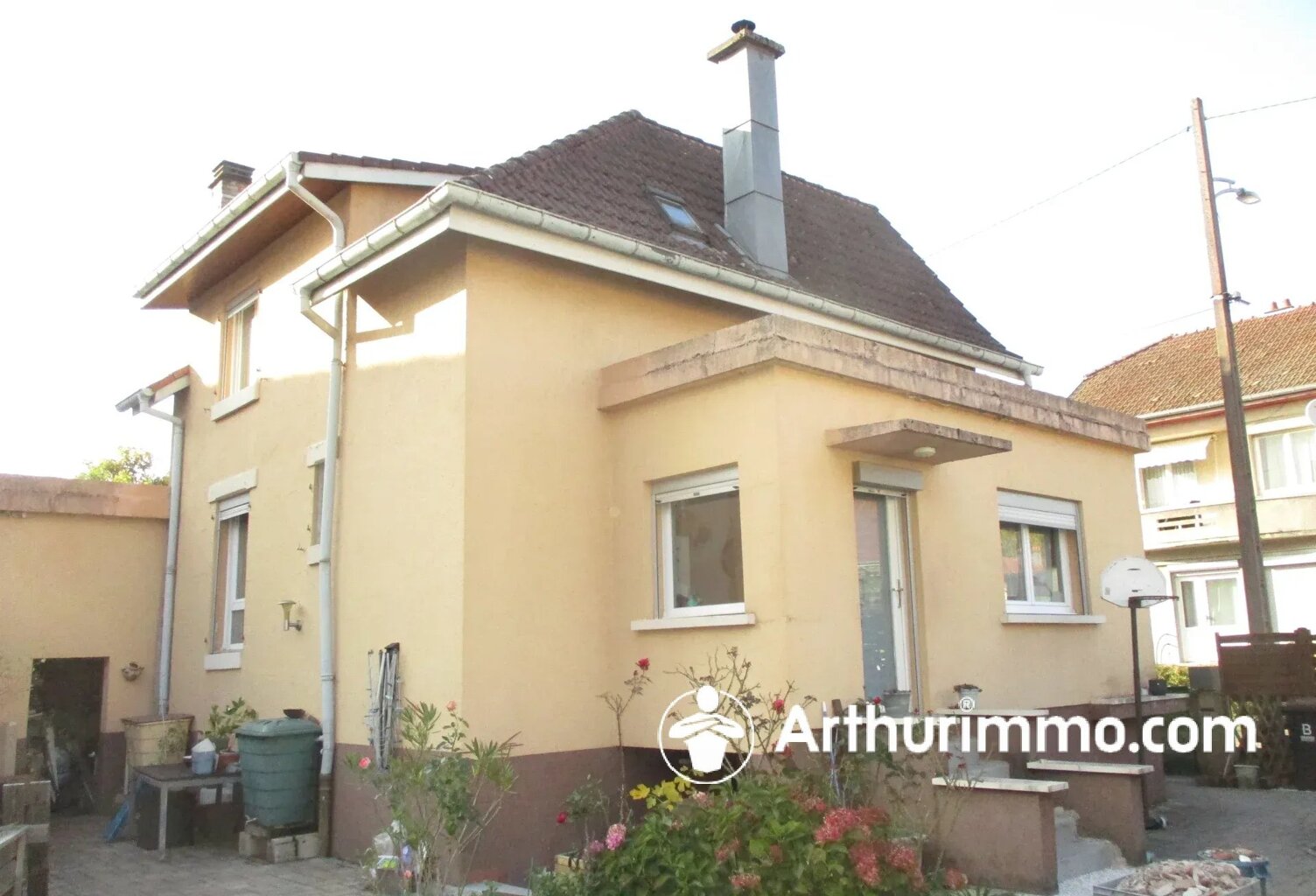 Maison sur sous sol avec garage double — photo 1