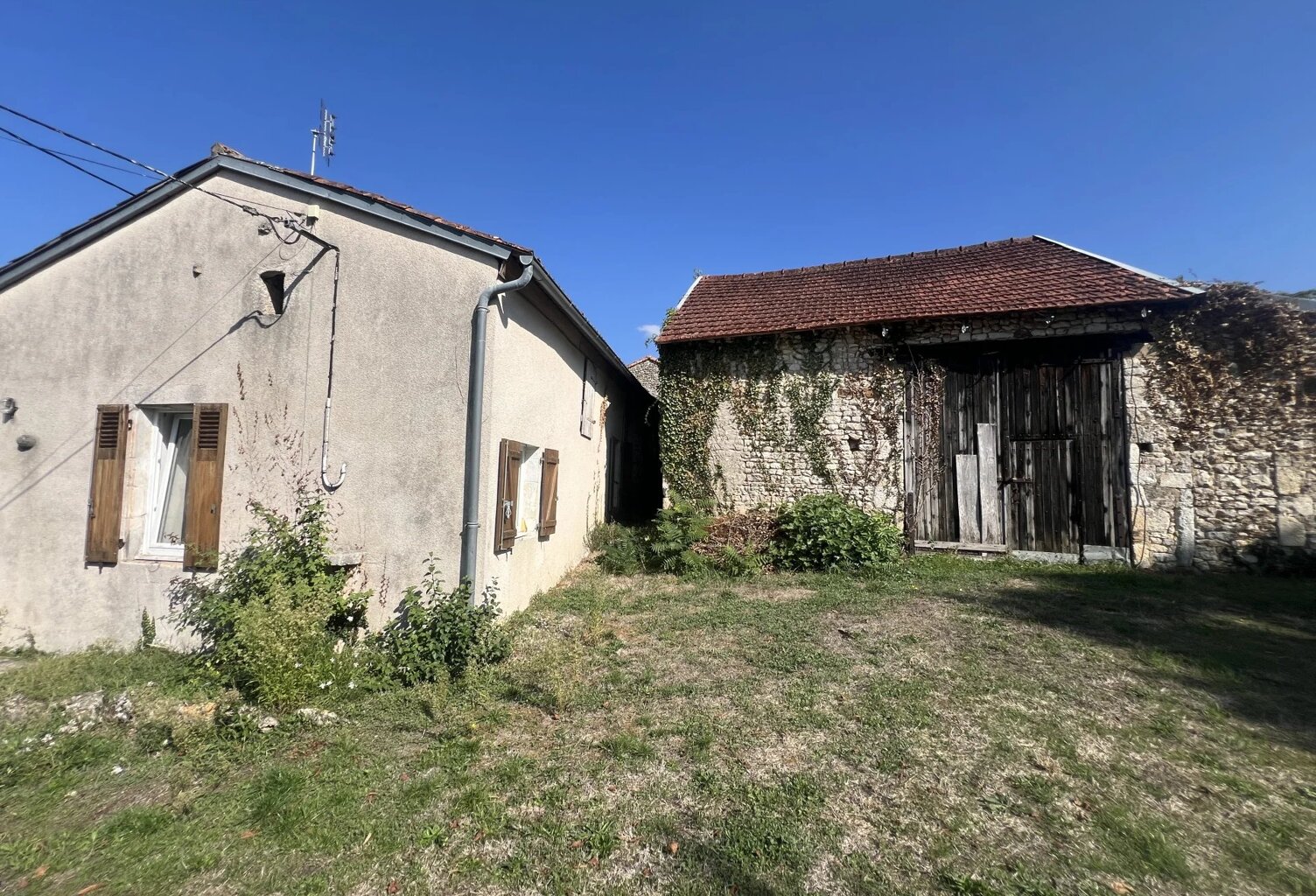 CIVAUX – MAISON AVEC GRANGE ET TERRAIN DE 3 985 m² — photo 1