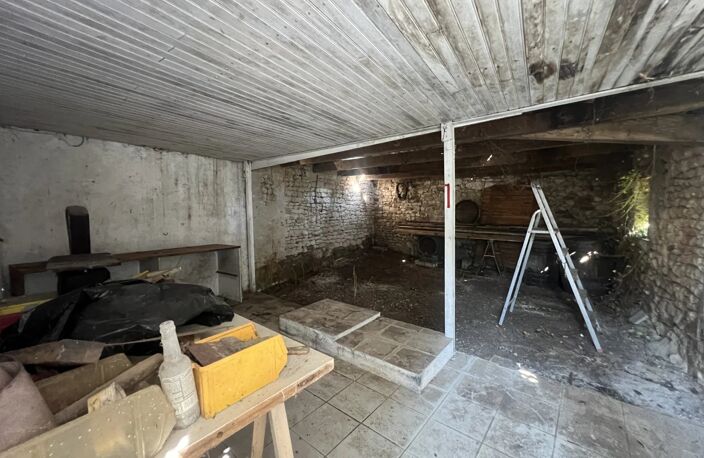 CIVAUX – MAISON AVEC GRANGE ET TERRAIN DE 3 985 m² — photo 3
