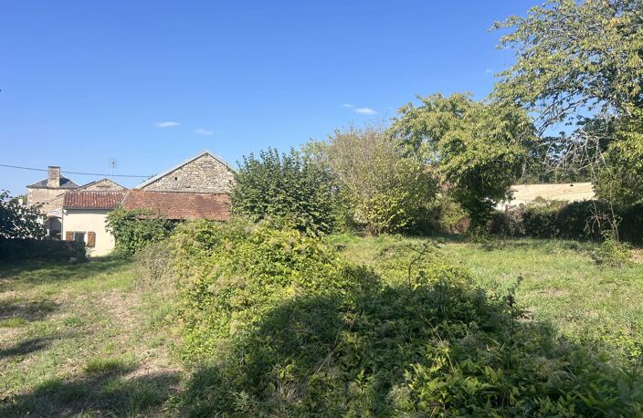 CIVAUX – MAISON AVEC GRANGE ET TERRAIN DE 3 985 m² — photo 4