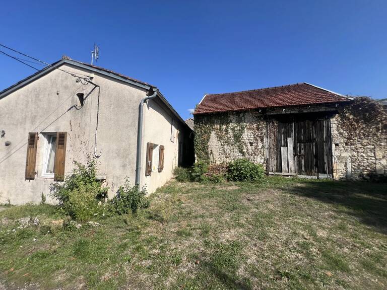 CIVAUX – MAISON AVEC GRANGE ET TERRAIN DE 3 985 m² — photo 1